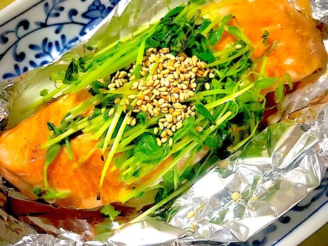 鮭・豆苗・玉ねぎのバタポンごまホイル焼き